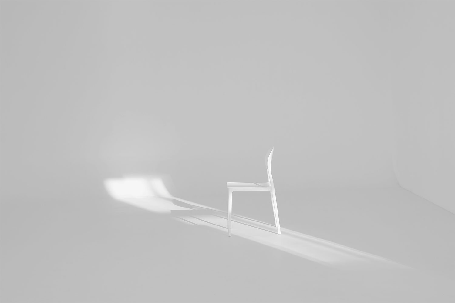 Chaise blanche dans un espace blanc