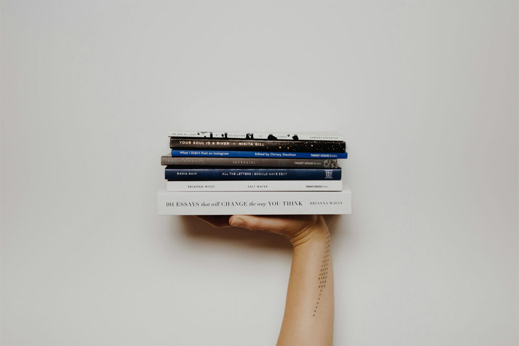 Livres dans une main